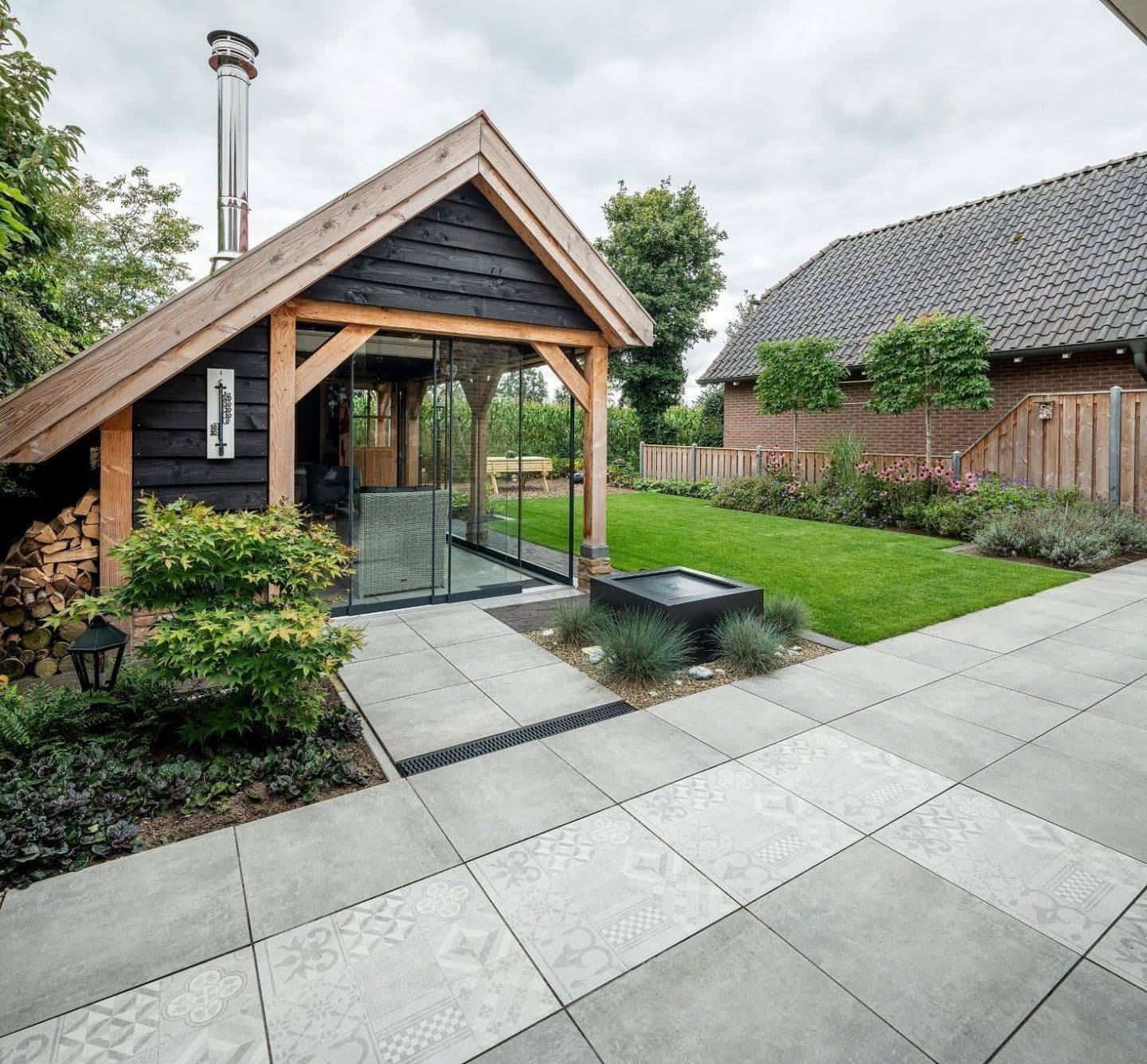 Professioneel tuinproject met overkapping, bestrating en tuin