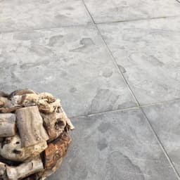 Spotted bluestone 80x80x3 cm gezoet met facet 2